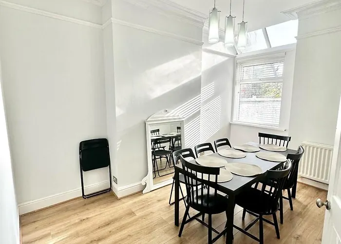 Large 5-bedroom House In Salford-free Parking-sleeps 10 *