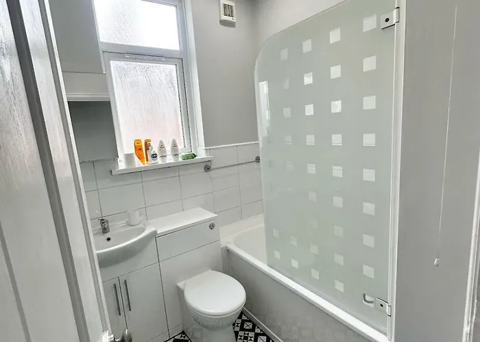 בית נופש Large 5-bedroom House In Salford-free Parking-sleeps 10