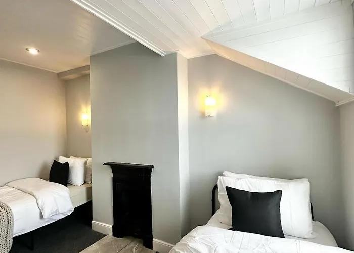 Large 5-bedroom House In Salford-free Parking-sleeps 10 מנצ'סטר