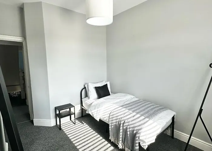 Large 5-bedroom House In Salford-free Parking-sleeps 10 *