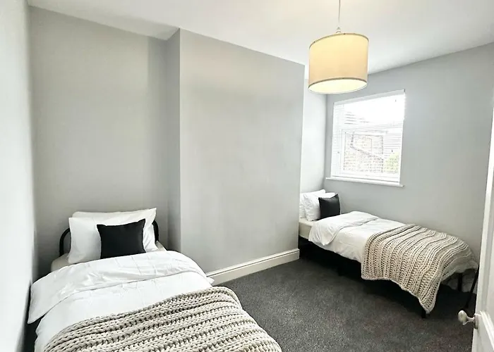 Large 5-bedroom House In Salford-free Parking-sleeps 10 * מנצ'סטר