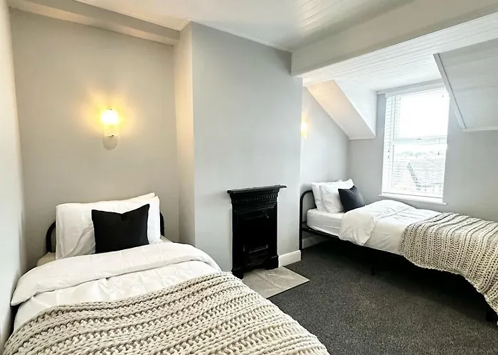 Large 5-bedroom House In Salford-free Parking-sleeps 10 * מנצ'סטר