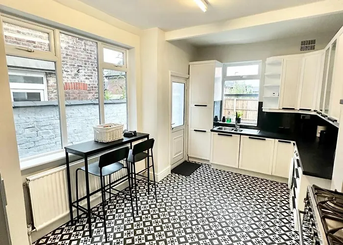 Large 5-bedroom House In Salford-free Parking-sleeps 10