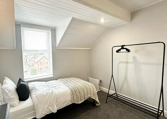 Large 5-bedroom House In Salford-free Parking-sleeps 10 מנצ'סטר