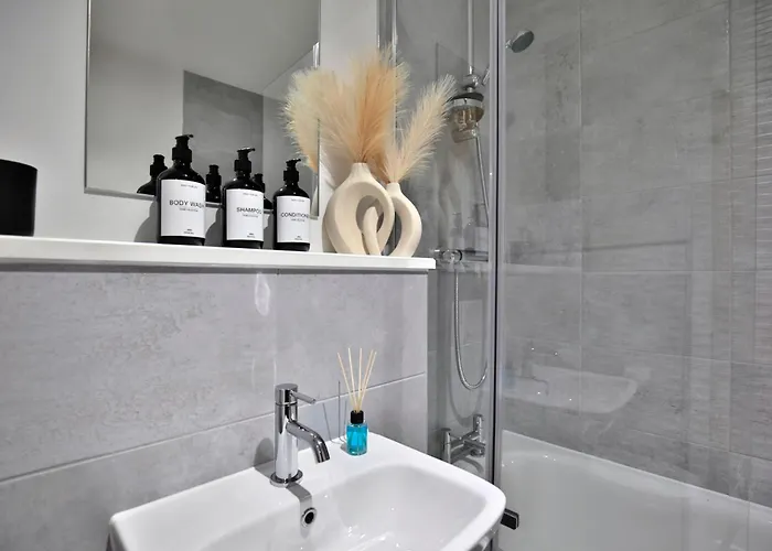 - 2-bed - Sleeps 4 - Wifi * Manchester