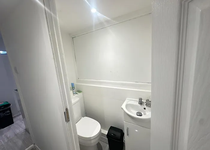 Airport House - Long Near Hospital!