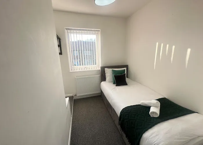 Airport House - Long Near Hospital! *