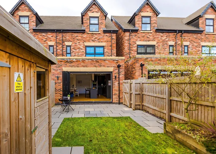 Holiday home 4 Bed House-2 Parking Spaces-vibrant Location *