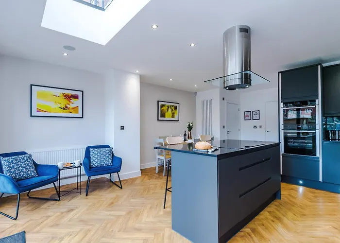 4 Bed House-2 Parking Spaces-vibrant Location