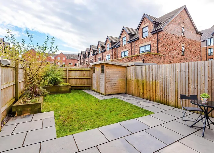 4 Bed House-2 Parking Spaces-vibrant Location Holiday home *