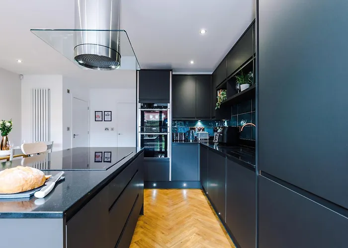 Holiday home 4 Bed House-2 Parking Spaces-vibrant Location Manchester