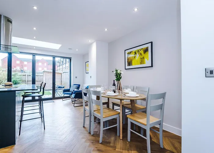 4 Bed House-2 Parking Spaces-vibrant Location Manchester