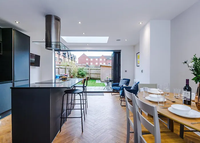 4 Bed House-2 Parking Spaces-vibrant Location Holiday home *