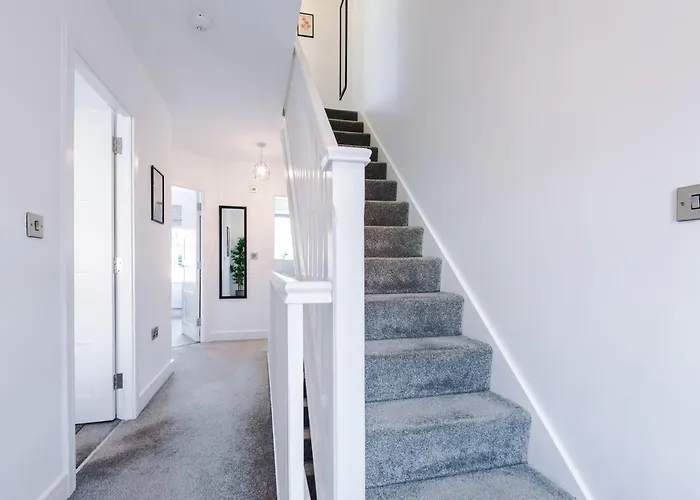 4 Bed House-2 Parking Spaces-vibrant Location Holiday home *