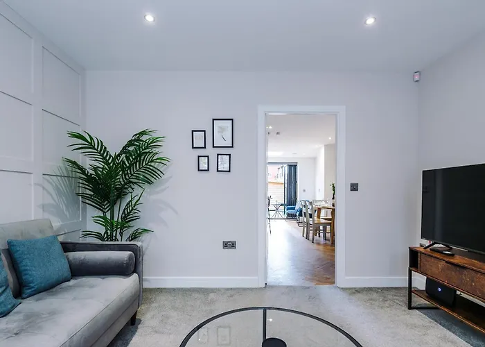 Holiday home 4 Bed House-2 Parking Spaces-vibrant Location *