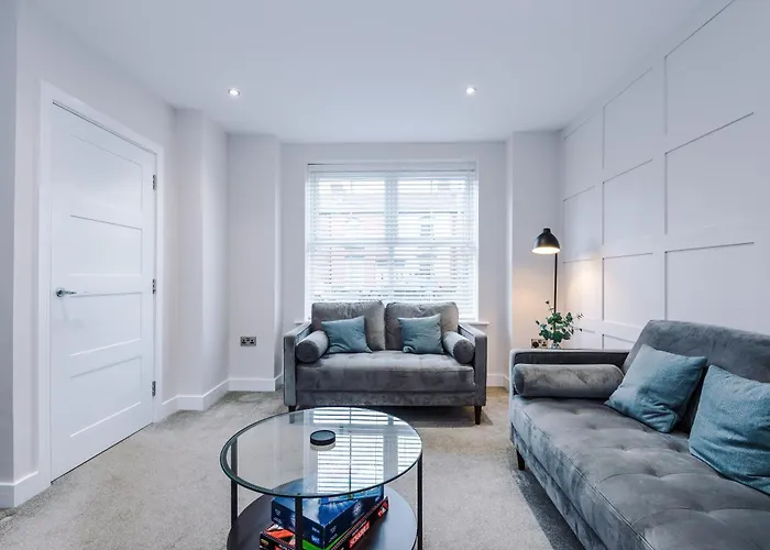 4 Bed House-2 Parking Spaces-vibrant Location Holiday home Manchester