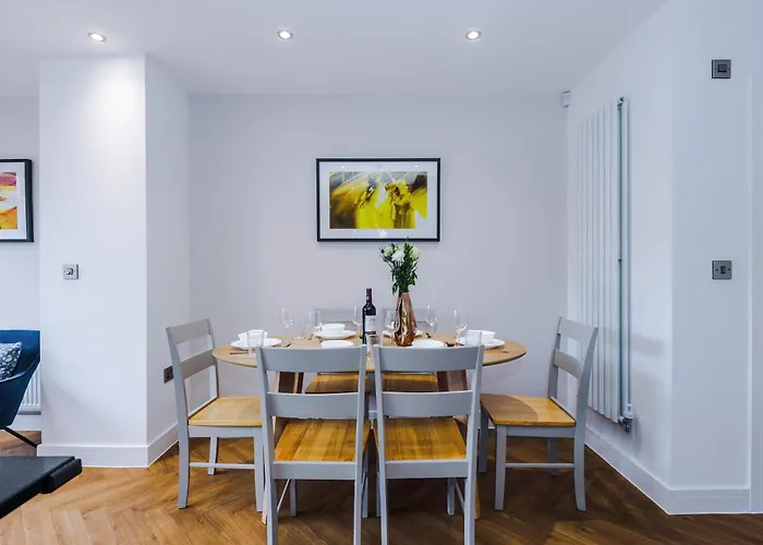 Holiday home 4 Bed House-2 Parking Spaces-vibrant Location