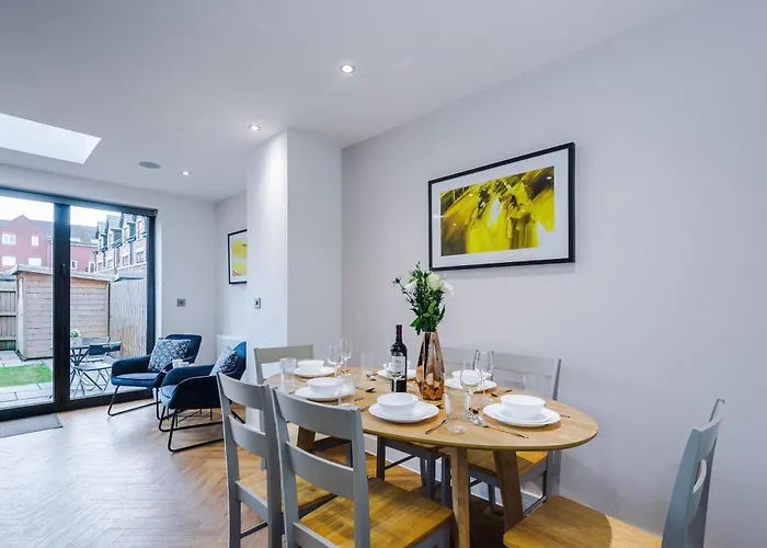 4 Bed House-2 Parking Spaces-vibrant Location Holiday home *