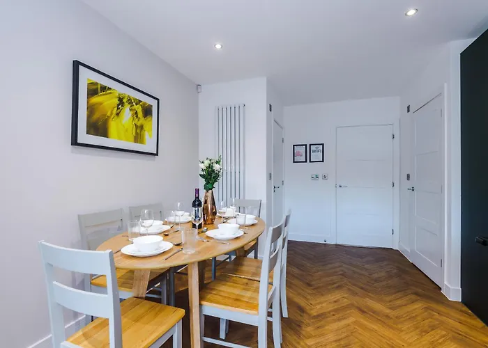 Holiday home 4 Bed House-2 Parking Spaces-vibrant Location