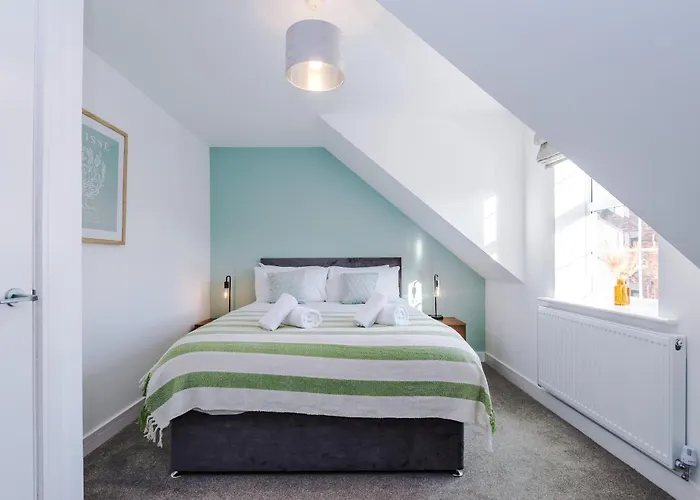 Holiday home 4 Bed House-2 Parking Spaces-vibrant Location