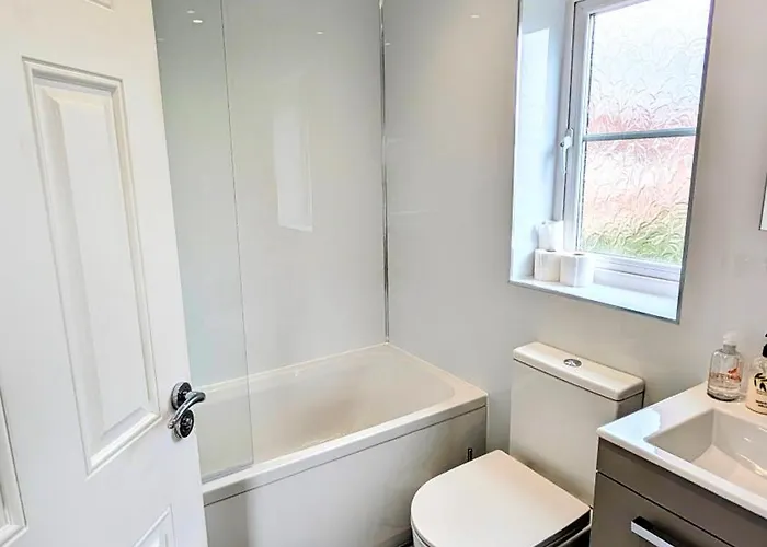 Charming Townhome Retreat, Close To * Manchester