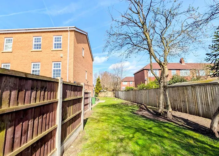 Charming Townhome Retreat, Close To Prázdninový dům *