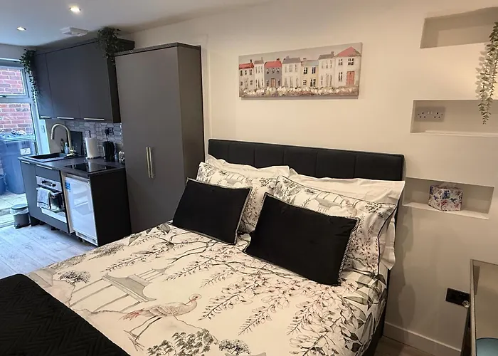 Lux Private Entrance 1 Bed - Free Parking - Ideal For Coop Live, Mcr Centre, Salford Royal Hospital & Buile Hill Mansion Wedding Venue דירה מנצ'סטר