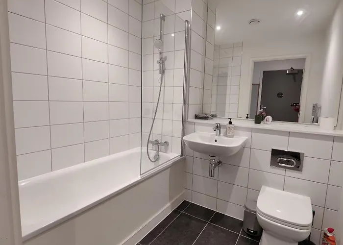 Penthouse-like With & Waterfront Views In Old Trafford With 500mbps Internet And Netflix *