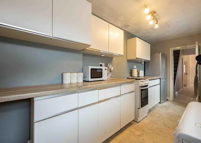 Spacious & Cozy In Salford