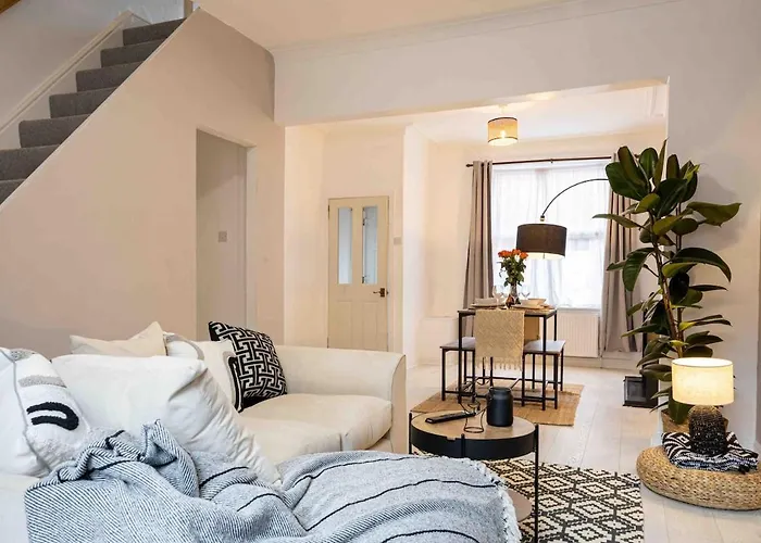 펜션 Spacious & Cozy In Salford *