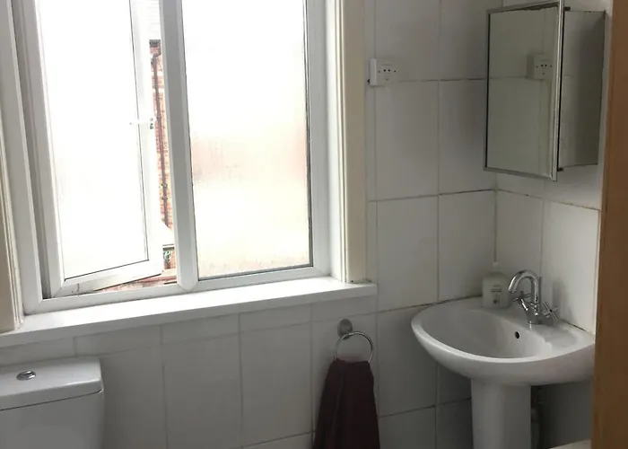 Quarto em Acomodações Particulares Double - Town & Nearby, 24h Bus, Airport-linked *