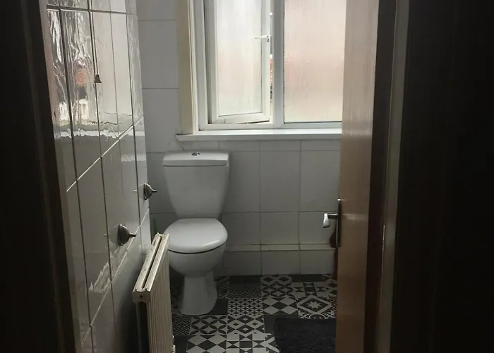 Quarto em Acomodações Particulares Double - Town & Nearby, 24h Bus, Airport-linked