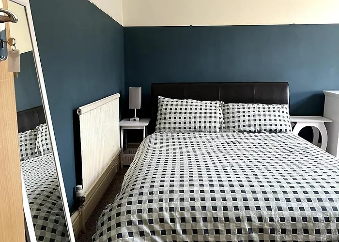 Double - Town & Nearby, 24h Bus, Airport-linked * Manchester