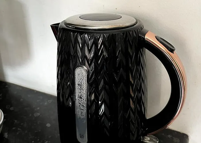 Quarto em Acomodações Particulares Double - Town & Nearby, 24h Bus, Airport-linked