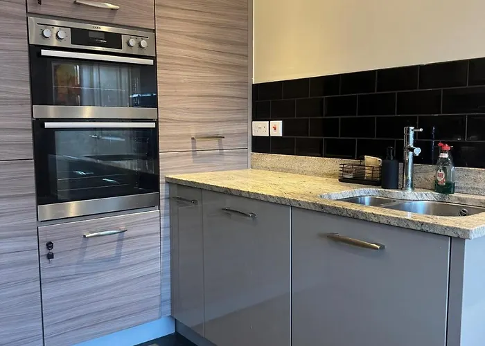 Large 3 Bed - Coop Live -free Parking Appartamento *