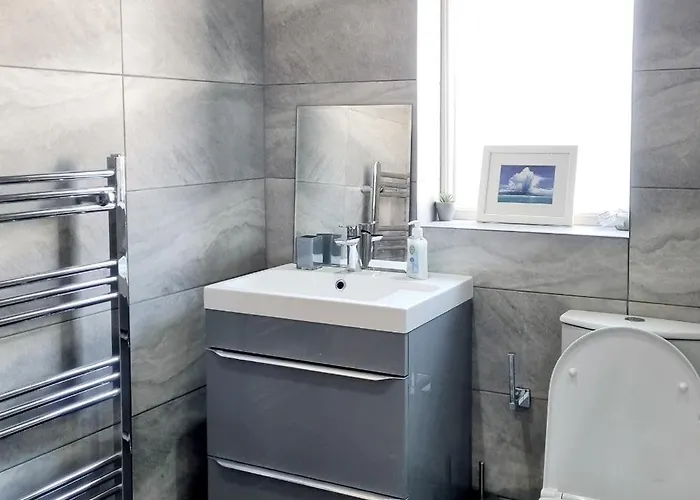 Сasa de vacaciones The Cowesby 4-bed - Street Parking