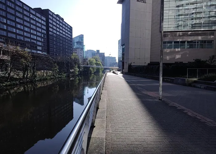 Spacious Homely Near Ao Arena And Shopping Centre With 500mbps Internet & Netflix