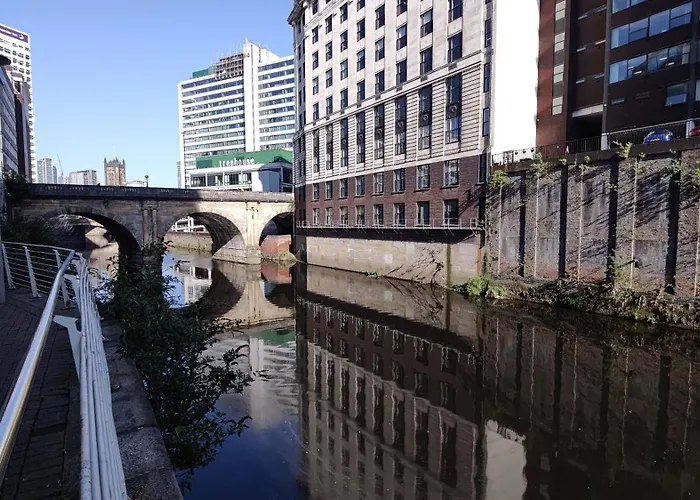 Spacious Homely Near Ao Arena And Shopping Centre With 500mbps Internet & Netflix *