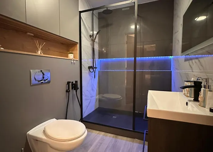 Centrally Located Modern 2 Bedroom Apartment, Minutes Walk To Ao Arena 公寓