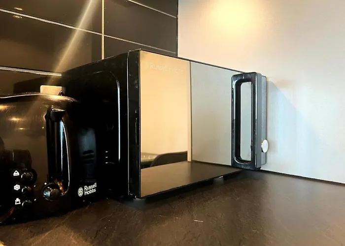 Modern High-rise Flat In Media City! 2 Beds, 2 Baths