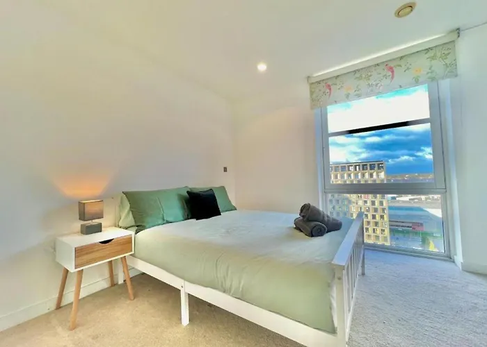 Modern High-rise Flat In Media City! 2 Beds, 2 Baths