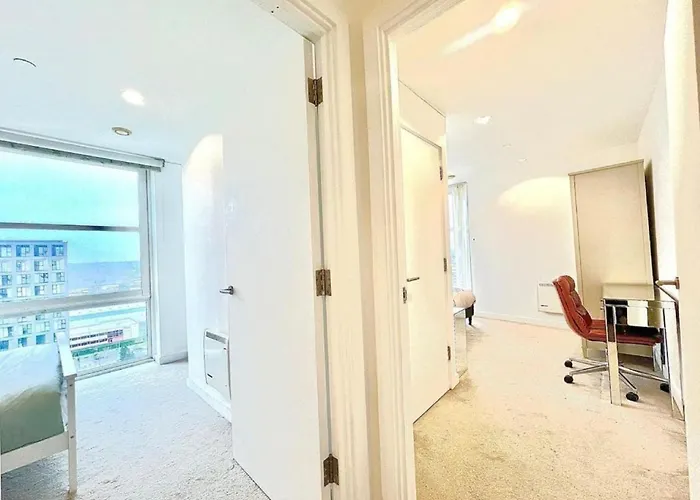 Modern High-rise Flat In Media City! 2 Beds, 2 Baths 아파트 *