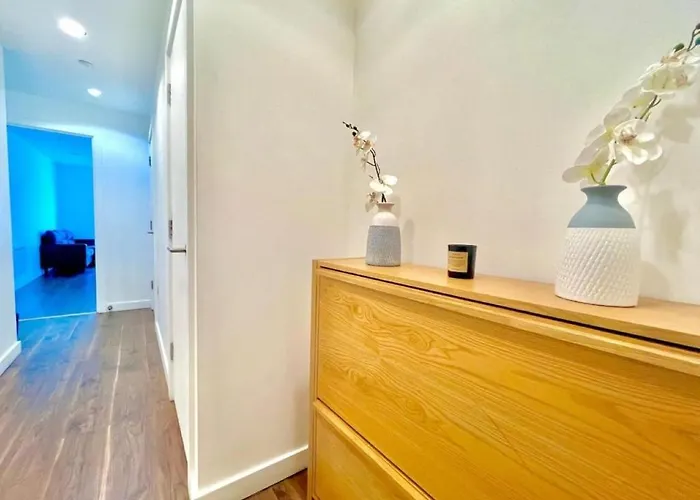 Modern High-rise Flat In Media City! 2 Beds, 2 Baths