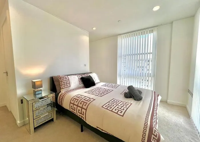 Modern High-rise Flat In Media City! 2 Beds, 2 Baths *