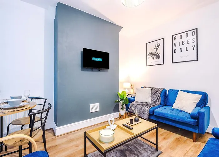 Modern 3-bed , Sleeps 7, Free Parking & Close To Centre Manchester