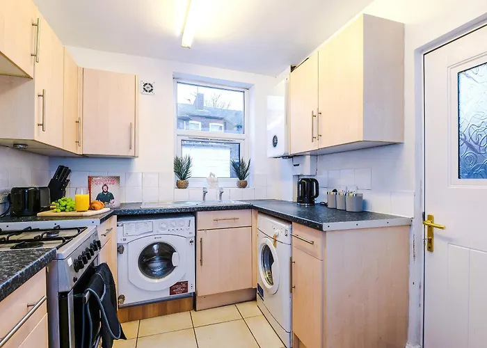 Modern 3-bed , Sleeps 7, Free Parking & Close To Centre Vakantiehuis