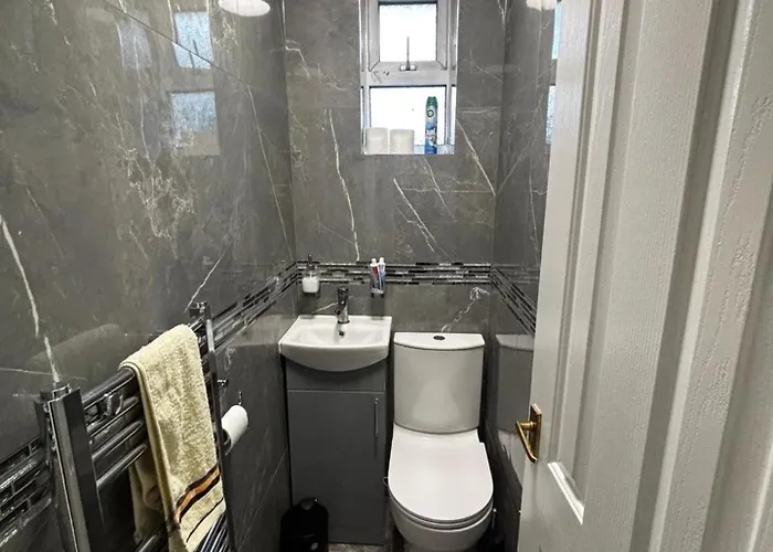 Housesleeps9-fireplace-garden-bbq-tv בית נופש מנצ'סטר