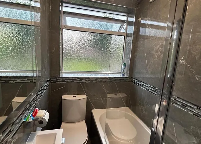 Housesleeps9-fireplace-garden-bbq-tv בית נופש