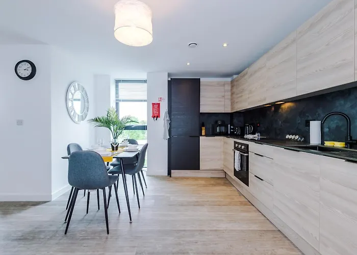 Modern In Old Trafford, Balcony, Sleeps6