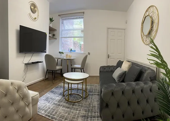 Holiday home Workers - Free Parking Manchester